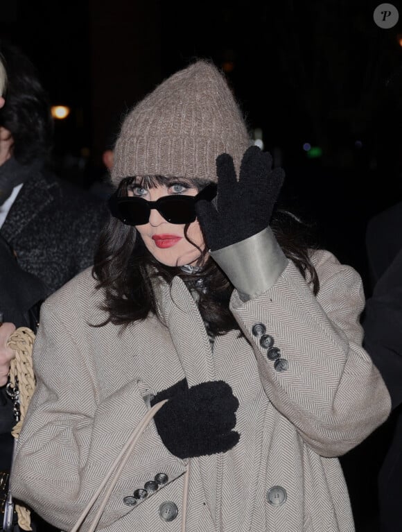 Isabelle Adjani - Arrivées des personnalités au défilé AMI collection homme automne/hiver 2024/2025 lors de la fashion week à Paris (PFW) le 18 janvier 2024. © Denis Guignebourg / Bestimage 