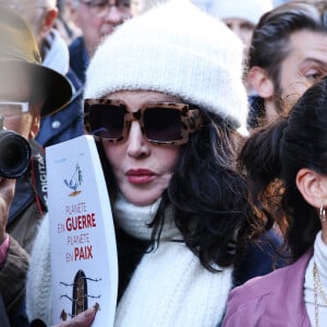  "Ça c'est la touche Mélanie Laurent qui a envie de faire quelque chose d'inattendu par rapport à ce que l'on voit d'ordinaire en France" révélait Isabelle Adjani à propos de Mélanie Laurent.
Isabelle Adjani - Les célébrités participent à la marche silencieuse pour la paix au Proche-Orient, entre l'Institut du monde arabe et le musée d'art et d'histoire du judaïsme à Paris, le 19 novembre 2023. A l'appel d'un collectif de 600 personnalités du monde de la culture, plusieurs milliers de personnes ont rejoint le cortège. © Denis Guignebourg / Bestimage 