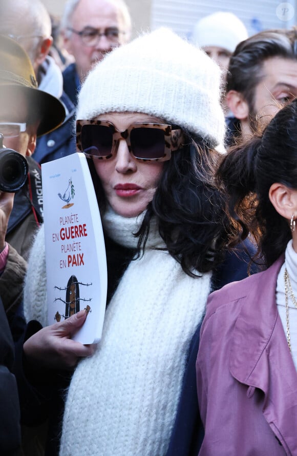  "Ça c'est la touche Mélanie Laurent qui a envie de faire quelque chose d'inattendu par rapport à ce que l'on voit d'ordinaire en France" révélait Isabelle Adjani à propos de Mélanie Laurent.
Isabelle Adjani - Les célébrités participent à la marche silencieuse pour la paix au Proche-Orient, entre l'Institut du monde arabe et le musée d'art et d'histoire du judaïsme à Paris, le 19 novembre 2023. A l'appel d'un collectif de 600 personnalités du monde de la culture, plusieurs milliers de personnes ont rejoint le cortège. © Denis Guignebourg / Bestimage 