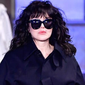 Isabelle Adjani - Défilé de mode prêt-à-porter automne-hiver 2022/2023 AMI lors de la fashion week de Paris. Le 19 janvier 2022 