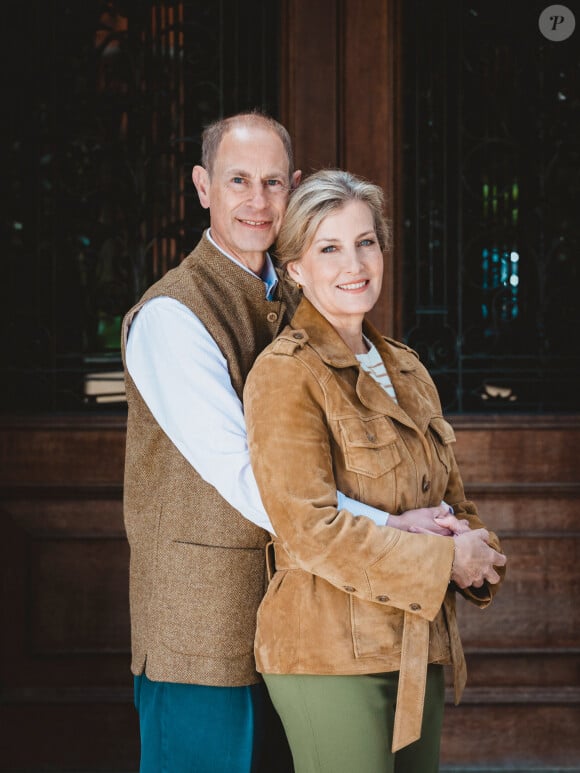 Un cadeau offert par la reine en dépit des nombreuses déceptions qu'elle aurait eues de son fils et sa belle-fille.
Photo officielle du duc Edward et de la duchesse Sophie d'Edimbourg, à l'occasion de leur 25ème anniversaire de mariage, dans les jardins de Bagshot Park à Windsor. Le 18 juin 2024 © Alpha Press / Bestimage 