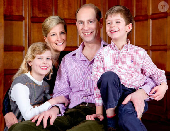 Edward et Sophie y vivent avec leurs enfants James et Louise
Le prince Edward et son épouse Sophie de Wessex posent avec leurs enfants Louise et James à Londres le 9 Mars 2014 à l'occasion du 50ème anniversaire d'Edward. 