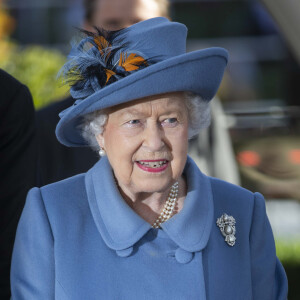 Cadet d'Elizabeth II et du prince Philip, Edward et son épouse Sophie vivent dans à Bagshot Park, un manoir en briques rouges de 120 pièces, dans le Surrey.
La reine Elisabeth II d'Angleterre présente le trophée "Queen Elizabeth II Stakes" lors du "Qipco Champions Day" d'Ascot