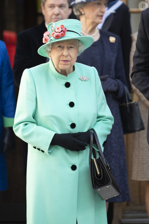 La reine Elisabeth II d'Angleterre inaugure le centre commercial Lexicon à Bracknell le 19 octobre 2018. 