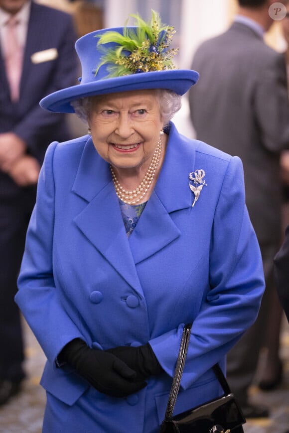 La reine Elisabeth II d'Angleterre, présidente du Royal Air Force Club, visite la nouvelle aile du club et une exposition à l'occasion de son centenaire à Londres le 17 octobre 2018. 