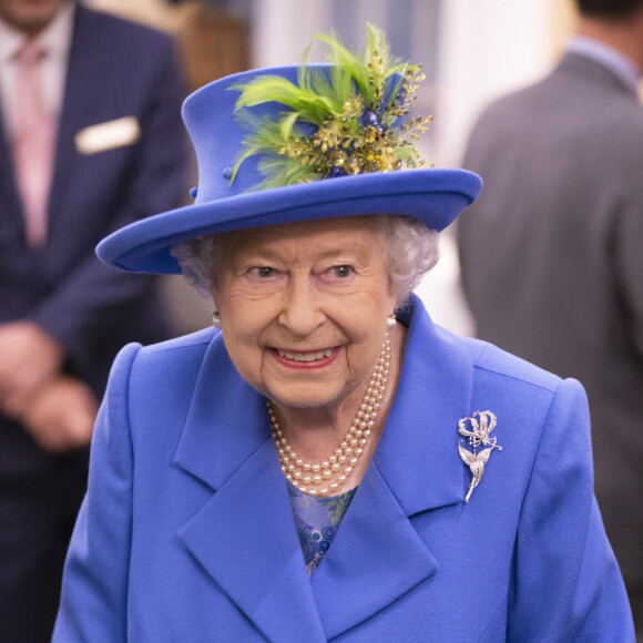 La reine Elisabeth II d'Angleterre, présidente du Royal Air Force Club, visite la nouvelle aile du club et une exposition à l'occasion de son centenaire à Londres le 17 octobre 2018. 