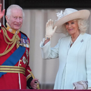 Le roi Charles III d'Angleterre et la reine consort Camilla - Les membres de la famille royale britannique au balcon du Palais de Buckingham lors de la parade militaire "Trooping the Colour" à Londres le 15 juin 2024 © Julien Burton / Bestimage 