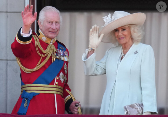 Le roi Charles III d'Angleterre et la reine consort Camilla - Les membres de la famille royale britannique au balcon du Palais de Buckingham lors de la parade militaire "Trooping the Colour" à Londres le 15 juin 2024 © Julien Burton / Bestimage 