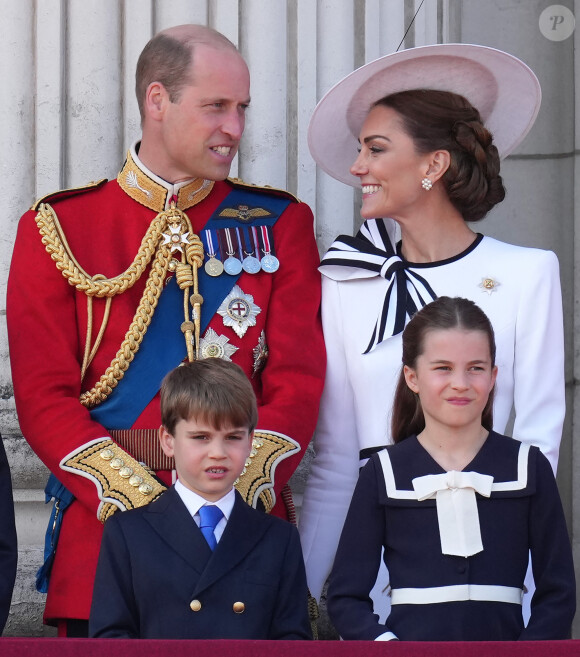 Le prince Louis, la princesse Charlotte, le prince William, prince de Galles, Kate Middleton, princesse de Galles - Les membres de la famille royale britannique au balcon du Palais de Buckingham lors de la parade militaire "Trooping the Colour" à Londres le 15 juin 2024 © Julien Burton / Bestimage 