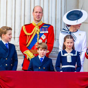 Londres, ROYAUME-UNI - La famille royale britannique s'est rassemblée sur le balcon du palais de Buckingham pour assister au défilé aérien lors de la cérémonie du Trooping the Colour 2024, célébrant l'anniversaire officiel de la monarque à Londres.
Sur la photo : Le roi Charles III d'Angleterre, le prince William, la princesse Catherine (Kate Middleton, princesse de Galles), le prince George, la princesse Charlotte, le prince Louis.