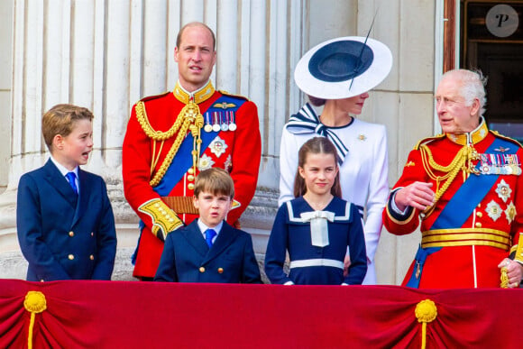 Londres, ROYAUME-UNI - La famille royale britannique s'est rassemblée sur le balcon du palais de Buckingham pour assister au défilé aérien lors de la cérémonie du Trooping the Colour 2024, célébrant l'anniversaire officiel de la monarque à Londres.
Sur la photo : Le roi Charles III d'Angleterre, le prince William, la princesse Catherine (Kate Middleton, princesse de Galles), le prince George, la princesse Charlotte, le prince Louis.