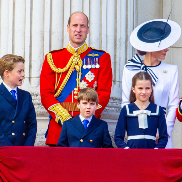 Londres, ROYAUME-UNI - La famille royale britannique s'est rassemblée sur le balcon du palais de Buckingham pour assister au défilé aérien lors de la cérémonie du Trooping the Colour 2024, célébrant l'anniversaire officiel de la monarque à Londres.
Sur la photo : Le roi Charles III d'Angleterre, le prince William, la princesse Catherine (Kate Middleton, princesse de Galles), le prince George, la princesse Charlotte, le prince Louis.