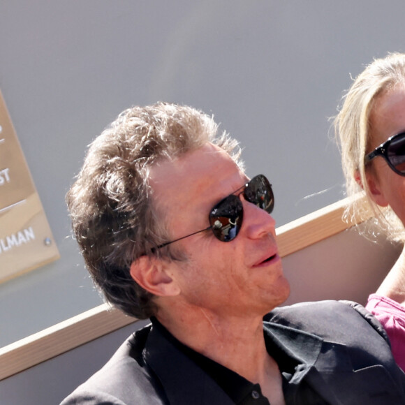 Anne-Sophie Lapix et son mari Arthur Sadoun - Célébrités dans les tribunes des Internationaux de France de tennis de Roland Garros 2024 à Paris le 7 juin 2024. © Jacovides-Moreau/Bestimage