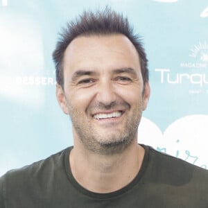 Cyril Lignac est papa d'un garçon, Léo 
Cyril Lignac lors d'un tournoi de pétanque place des Lices organisé par le magazine Turquoise pour l'association Sourire à la vie à Saint-Tropez. © Jack Tribeca / Bestimage