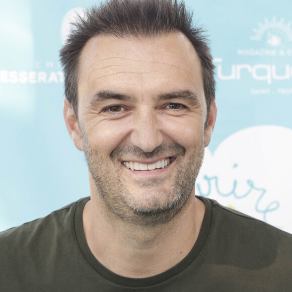 Cyril Lignac a dévoilé les derniers clichés en souvenir de ces vacances de rêve en famille 
Cyril Lignac lors d'un tournoi de pétanque place des Lices organisé par le magazine Turquoise pour l'association Sourire à la vie à Saint-Tropez le 10 août 2022. © Jack Tribeca / Bestimage