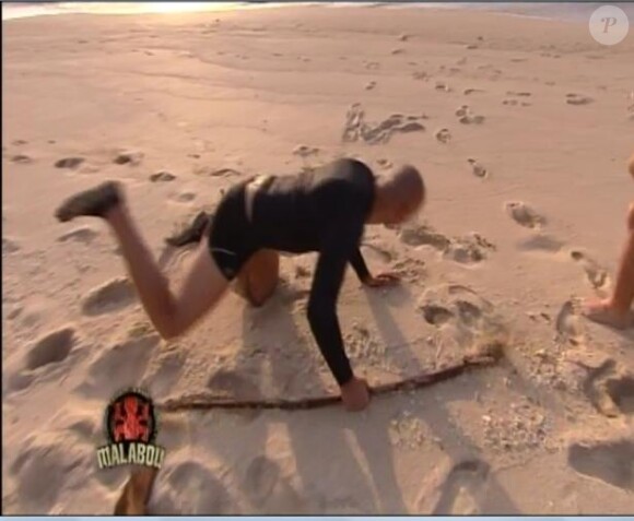 La faim ronge les sportifs... Djamel se jette sur les mini-crabes de sable ! (épisode 1 / 26 mars 2010)