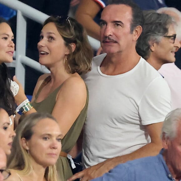 Jean, à 52 ans, incarne un Zorro à la fois comique et maladroit, dans une série en huit épisodes
Jean Dujardin et sa femme Nathalie Péchalat - People dans les tribunes lord du match d'ouverture de la Coupe du Monde de Rugby France 2023 avant le match de la Poule A entre la France et la Nouvelle-Zélande au Stade de France à Saint-Denis le 8 septembre 2023. © Dominique Jacovides/Bestimage 