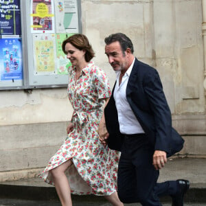 Depuis leur rencontre en 2014, Jean et Nathalie forment un couple complice et épanoui
Nathalie Péchalat et son mari Jean Dujardin - Mariage de Claude Lelouch à la mairie du 18ème à Paris. Le 17 juin 2023