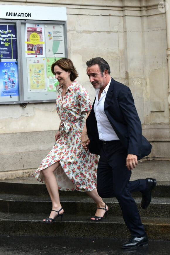 Depuis leur rencontre en 2014, Jean et Nathalie forment un couple complice et épanoui
Nathalie Péchalat et son mari Jean Dujardin - Mariage de Claude Lelouch à la mairie du 18ème à Paris. Le 17 juin 2023