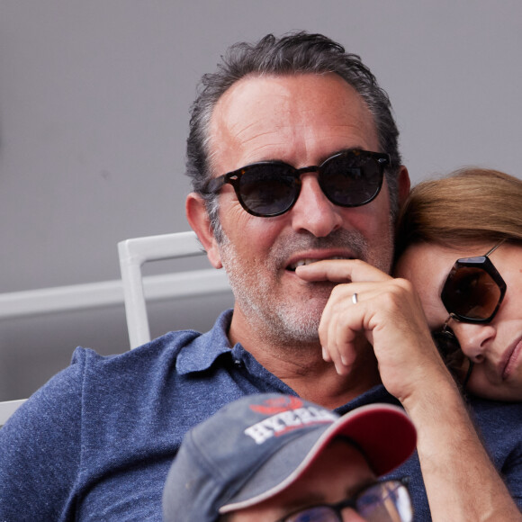 Jean Dujardin et sa femme Nathalie Péchalat - Célébrités en tribunes des Internationaux de France de tennis de Roland Garros 2023 à Paris le 11 juin 2023. © Jacovides-Moreau/Bestimage 