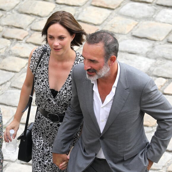 Jean Dujardin et sa femme Nathalie Péchalat lors de la cérémonie d'hommage national à Jean-Paul Belmondo à l'Hôtel des Invalides à Paris, France, le 9 septembre 2021. © Dominique Jacovides/Bestimage 