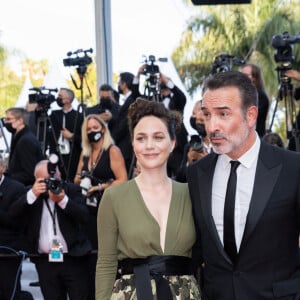 Jean Dujardin et sa femme Nathalie Péchalat - Montée des marches du film " OSS 117 : Alerte rouge en Afrique Noire " lors du 74ème Festival International du Film de Cannes. Le 17 juillet 2021 © Borde-Jacovides-Moreau / Bestimage 