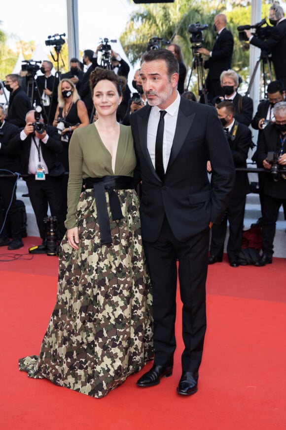 Jean Dujardin et sa femme Nathalie Péchalat - Montée des marches du film " OSS 117 : Alerte rouge en Afrique Noire " lors du 74ème Festival International du Film de Cannes. Le 17 juillet 2021 © Borde-Jacovides-Moreau / Bestimage 