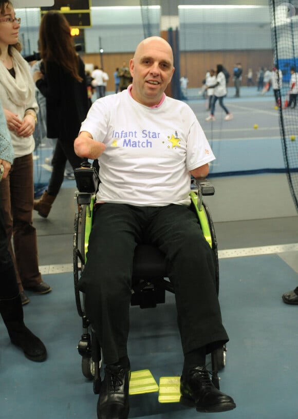 Philippe Croizon - People soutiennent l'association 'Enfant Star et Match' lors d'un tournoi de tennis organisé à Levallois-Perret le 10 février 2014.