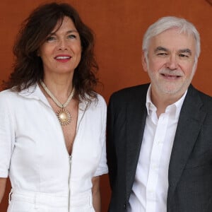 Pascal Praud est un homme amoureux
Catherine Bancarel et son mari Pascal Praud - Célébrités au village des Internationaux de France de tennis de Roland Garros à Paris. © Jacovides-Moreau/Bestimage 