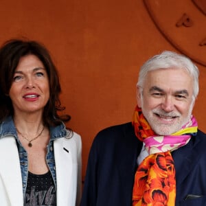 Cathy Bancarel et son compagnon Pascal Praud au village lors des Internationaux de France de tennis de Roland Garros 2024, à Paris, France, le 1er juin. © Jacovides-Moreau/Bestimage 