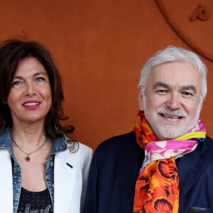 Cathy Bancarel et son compagnon Pascal Praud au village lors des Internationaux de France de tennis de Roland Garros 2024, à Paris, France, le 1er juin. © Jacovides-Moreau/Bestimage 