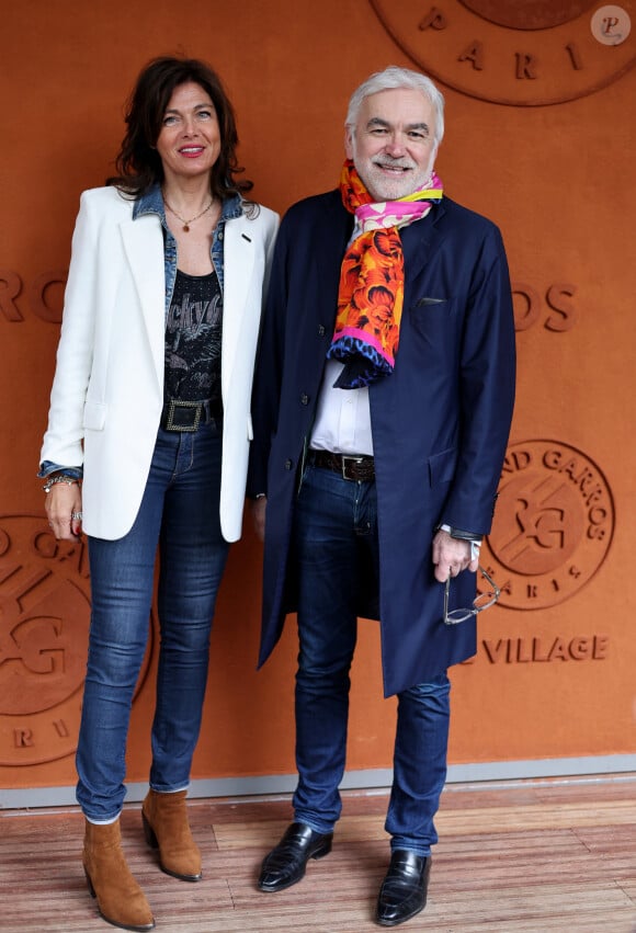 Cathy Bancarel et son compagnon Pascal Praud au village lors des Internationaux de France de tennis de Roland Garros 2024, à Paris, France, le 1er juin. © Jacovides-Moreau/Bestimage 