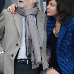 Pascal Praud et sa compagne Catherine dans les tribunes du match de football de la Coupe de France "Nantes vs Toulouse" au Stade de France à Paris. Le 29 avril © Cyril Moreau / Bestimage