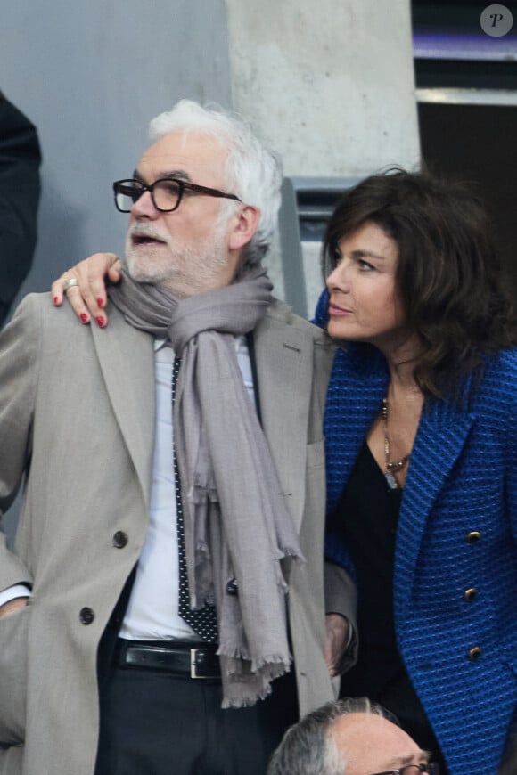 Pascal Praud et sa compagne Catherine dans les tribunes du match de football de la Coupe de France "Nantes vs Toulouse" au Stade de France à Paris. Le 29 avril © Cyril Moreau / Bestimage