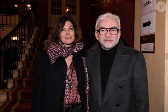 Exclusif - Pascal Praud et sa compagne Catherine lors de la première de la pièce de théâtre "L'avare" au Théâtre des Variétés à Paris le 15 janvier © Rachid Bellak / Bestimage 