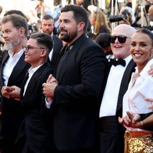 Clovis Cornillac, Artus, Alice Belaidi et l'équipe du film "Un p'tit truc en plus" - Montée des marches du film " Le comte de Monte-Cristo " lors du 77ème Festival International du Film de Cannes, au Palais des Festivals à Cannes. Le 22 mai 2024 