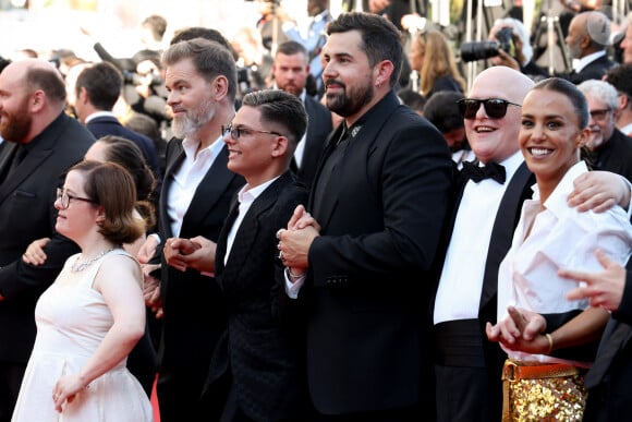 Clovis Cornillac, Artus, Alice Belaidi et l'équipe du film "Un p'tit truc en plus" - Montée des marches du film " Le comte de Monte-Cristo " lors du 77ème Festival International du Film de Cannes, au Palais des Festivals à Cannes. Le 22 mai 2024 