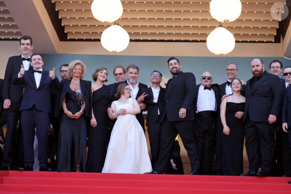 Iris Knobloch, Clovis Cornillac, Artus, Marc Riso et l'équipe du film "Un p'tit truc en plus" - Montée des marches du film " Le comte de Monte-Cristo " lors du 77ème Festival International du Film de Cannes, au Palais des Festivals à Cannes. Le 22 mai 2024