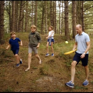 La nature a aussi joué un rôle. Elle est d'ailleurs omniprésente dans la vidéo (forêt, champs, espaces de plein air où elle s'épanouit avec William et les enfants)
Kate Middleton en a fini avec la chimiothérapie et annonce dans une vidéo publiées sur les réseaux sociaux le 9 septembre 2024 qu'elle reprend ses activités. © Prince and Princess of Wales Instagram via Bestimage 