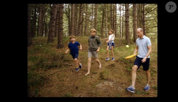 La nature a aussi joué un rôle. Elle est d'ailleurs omniprésente dans la vidéo (forêt, champs, espaces de plein air où elle s'épanouit avec William et les enfants)
Kate Middleton en a fini avec la chimiothérapie et annonce dans une vidéo publiées sur les réseaux sociaux le 9 septembre 2024 qu'elle reprend ses activités. © Prince and Princess of Wales Instagram via Bestimage 