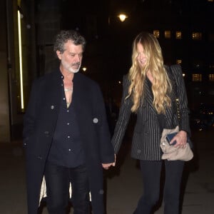 Elle MacPherson et son compagnon Doyle Bramhall, main dans la main, à la sortie de la galerie Mayfair à Londres. Le 19 mars 2024 