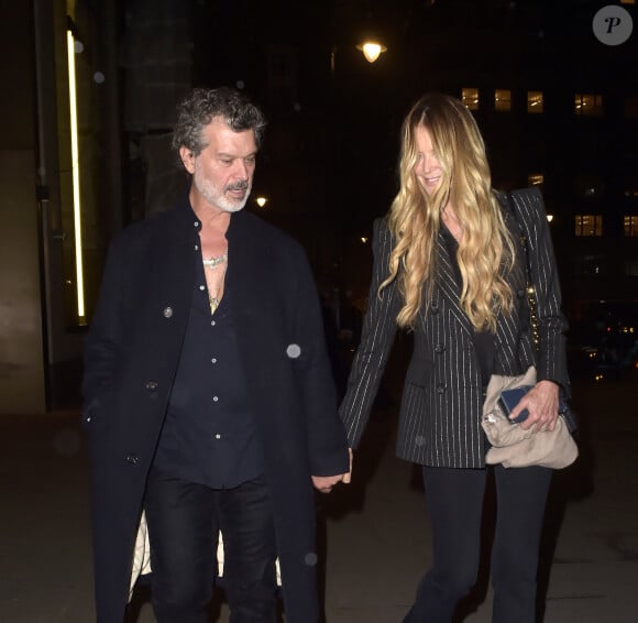 Elle MacPherson et son compagnon Doyle Bramhall, main dans la main, à la sortie de la galerie Mayfair à Londres. Le 19 mars 2024 