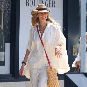 Exclusif - Elle Macpherson et son compagnon Doyle Bramhall se promènent dans les rues de Avalon, et sur la côte au nord de Sydney. Le 10 janvier 2024 