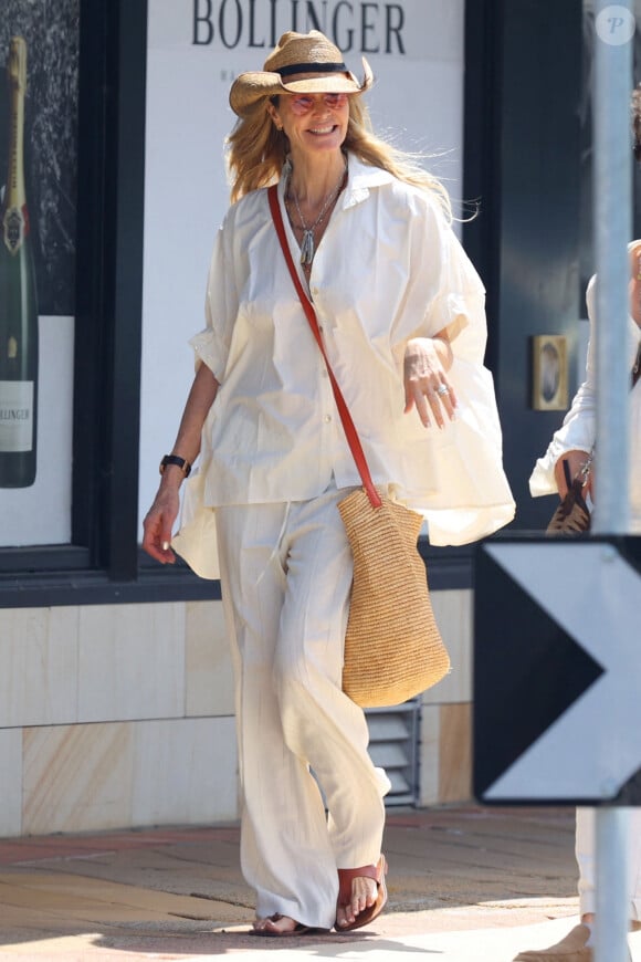 Exclusif - Elle Macpherson et son compagnon Doyle Bramhall se promènent dans les rues de Avalon, et sur la côte au nord de Sydney. Le 10 janvier 2024 