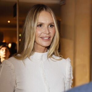 Voulant rester fidèle à ses valeurs, elle refuse de suivre le protocole classique pour se soigner. Hors de question pour elle de faire une mastectomie, une radiothérapie ou une chimiothérapie.
Elle Macpherson à la soirée des "Best Brands Awards (prix des meilleures marques)" à l'hôtel Bayerischer Hof à Munich, le 27 février 2024.