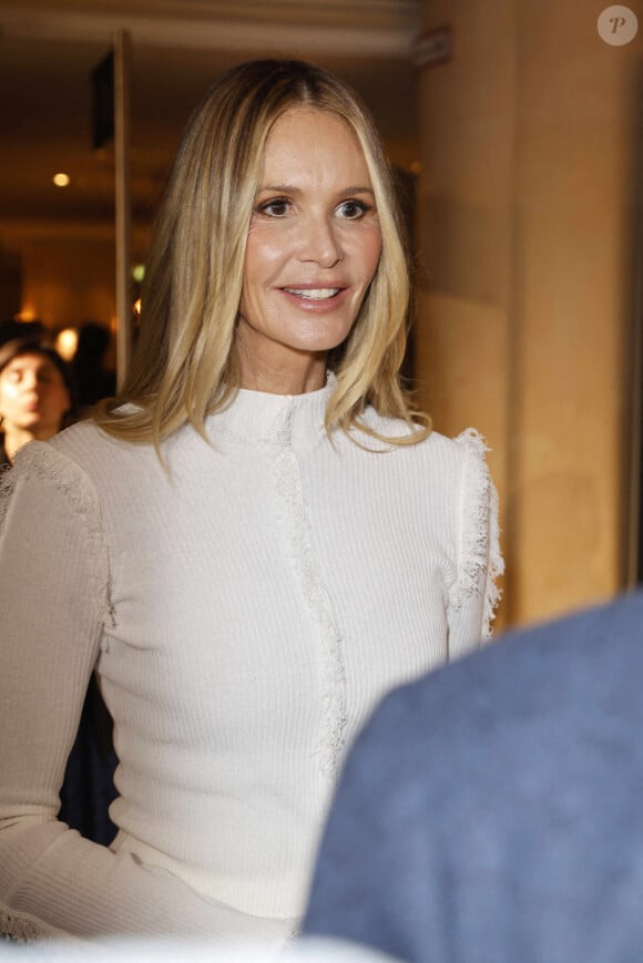 Voulant rester fidèle à ses valeurs, elle refuse de suivre le protocole classique pour se soigner. Hors de question pour elle de faire une mastectomie, une radiothérapie ou une chimiothérapie.
Elle Macpherson à la soirée des "Best Brands Awards (prix des meilleures marques)" à l'hôtel Bayerischer Hof à Munich, le 27 février 2024.