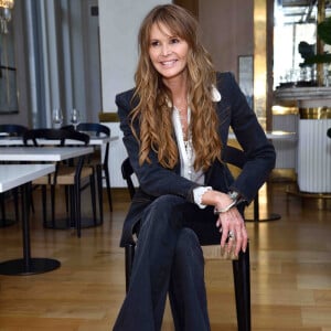 La fondatrice de WelleCo, Elle Macpherson, accueille des invités lors d'un petit-déjeuner spécial au restaurant végétalien Adesse by Matthew Kenney à Londres, Royume Uni, le 6 octobre 2022.