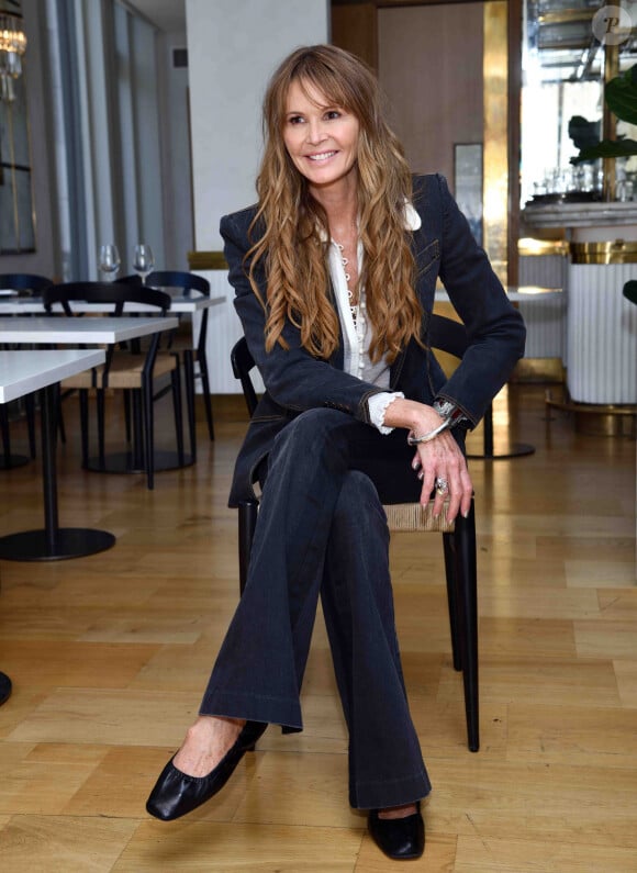 La fondatrice de WelleCo, Elle Macpherson, accueille des invités lors d'un petit-déjeuner spécial au restaurant végétalien Adesse by Matthew Kenney à Londres, Royume Uni, le 6 octobre 2022.