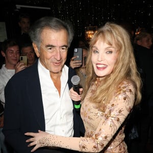 Exclusif - Bernard-Henri Levy avec sa femme Arielle Dombasle - Arielle Dombasle en showcase pour la promotion du lancement de l'album "Iconics" au Boeuf sur le Toit à Paris le 15 mai 2024. © Coadic Guirec/Bestimage