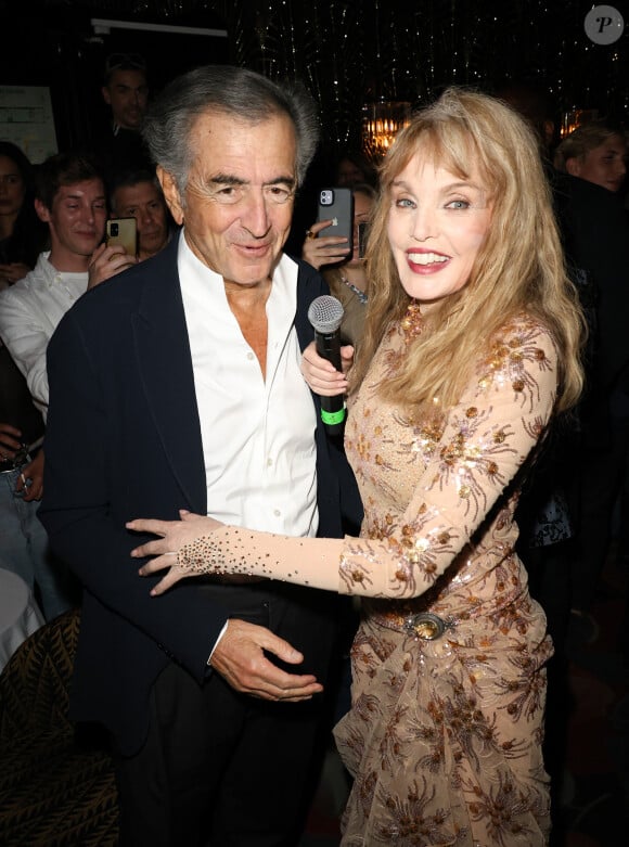 Exclusif - Bernard-Henri Levy avec sa femme Arielle Dombasle - Arielle Dombasle en showcase pour la promotion du lancement de l'album "Iconics" au Boeuf sur le Toit à Paris le 15 mai 2024. © Coadic Guirec/Bestimage